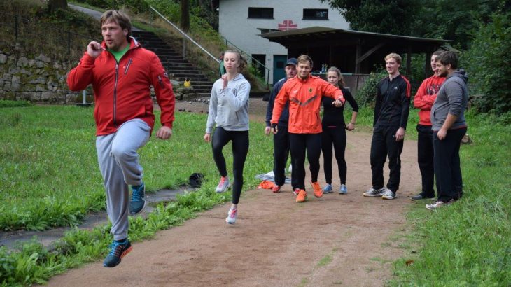 Die Rasenkraftsportler des TV Langenbrand beim Training (1)