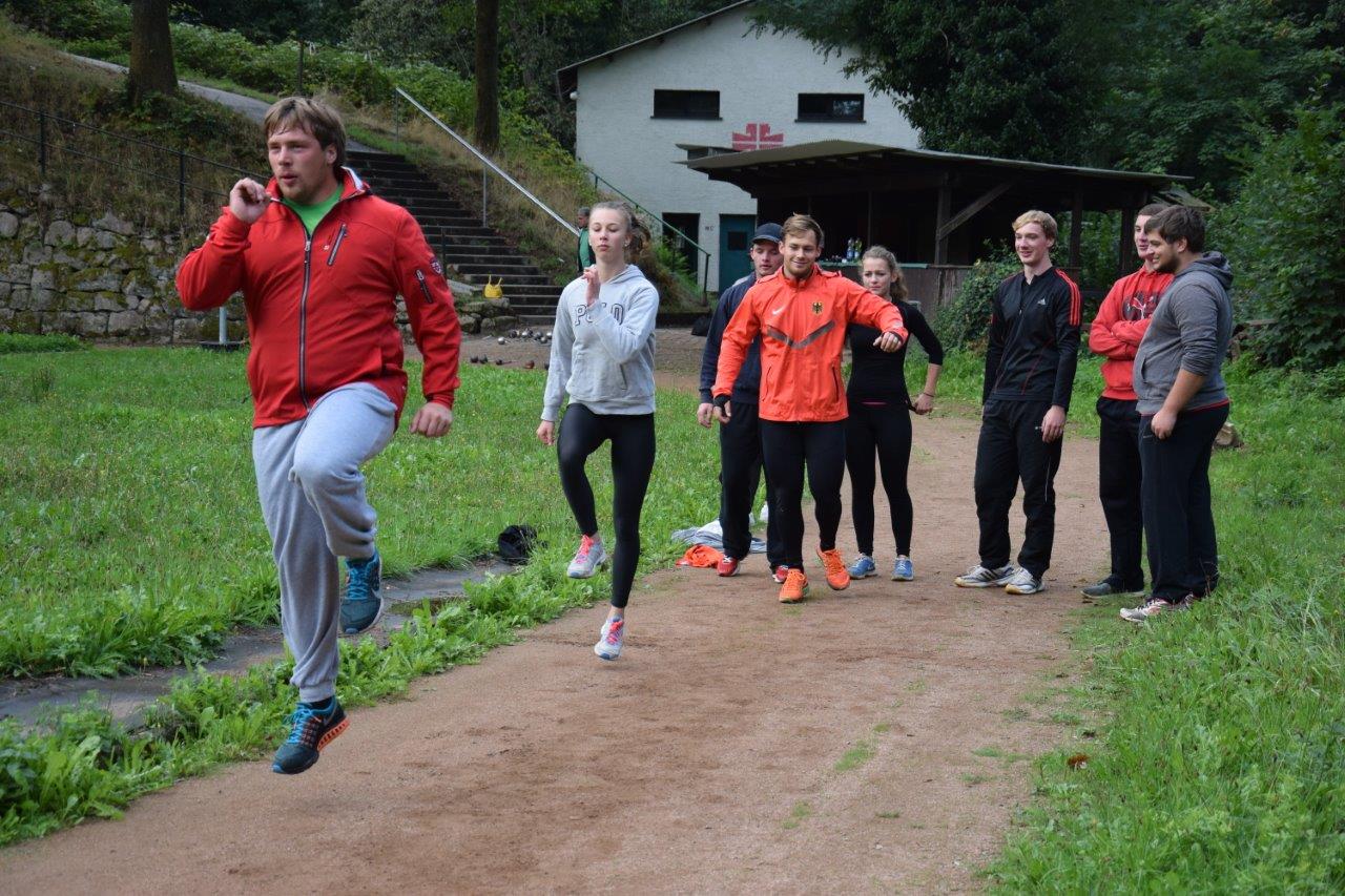 Die Rasenkraftsportler des TV Langenbrand beim Training (1)