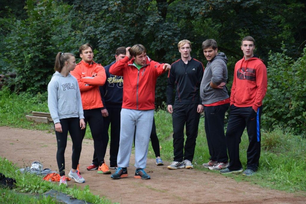 Die Rasenkraftsportler des TV Langenbrand beim Training (2)