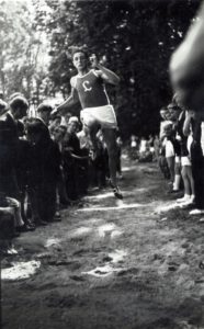 Weitsprung auf dem Sportplatz