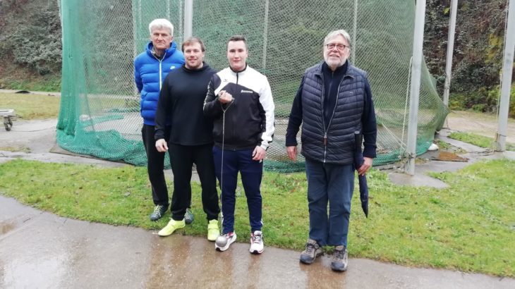 Joachim Lipske mit Athleten und Trainer